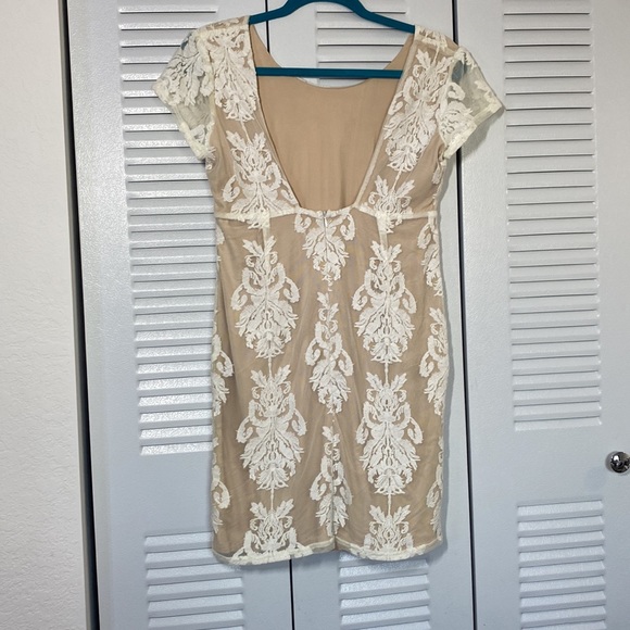 White and tan lace dress - Picture 2 of 4